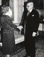 Spike Milligan Historic Meeting With Margaret Thatcher Prime Minster Press Photo - Artistes