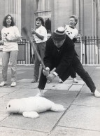 Spike Milligan With Kenny Lynch OBE Greenpeace Protest 1984 Press Photo - Artistes