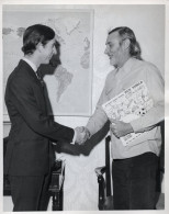 Prince King Charles Meets Spike Milligan Geography Map WWF LP 1970 Press Photo - Artistes