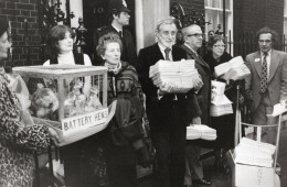 Spike Milligan Battery Hen Protest 10 Downing Street 1979 Press Photo - Artistes