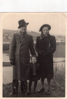 Très Grande Photo D'une Famille élégante Posant A La Campagne - Personnes Anonymes