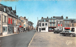 LA BARRE EN OUCHE - Place De L'Hôtel De Vile Et Grande Rue (CPSM Petit Format) - Autres & Non Classés