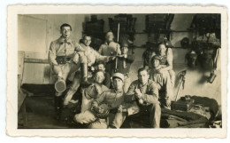 PHOTO Une Chambrée Militaire ( Banjo ) Format 11,8 X 7 Cm - Guerre, Militaire