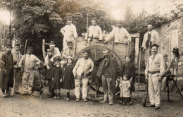 Carte - Photo  -  MILITARIA -  Groupe De Soldats Dans Une Ferme  ? - Personajes