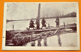 MILITARIA  - ARMEE BELGE - BELGISCH LEGER - Sur Les Passerelles, Renforts Se Rendant En 1ere Ligne (Secteur Merckem) - Uniformi