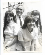 C6414/ Sängerinnen The Karlins + Dick Emery Pressefoto Foto 21 X 15,5 Cm 1968 - Sonstige & Ohne Zuordnung
