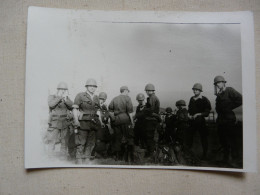 PHOTO ANCIENNE ( 14,5 X 10,5 Cm) - SCENE ANIMEE (Soldats) - ALGERIE - Guerre, Militaire