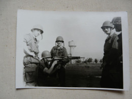 PHOTO ANCIENNE ( 14,5 X 10,5 Cm) - SCENE ANIMEE (Soldats) - ALGERIE - Guerre, Militaire