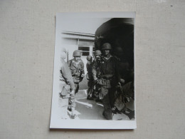 PHOTO ANCIENNE ( 14,5 X 10,5 Cm) - SCENE ANIMEE ( Soldats ) - ALGERIE - Guerre, Militaire