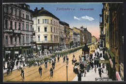 AK Karlsruhe I. B., Kaiserstrasse Mit Militärparade Und Radfahrern  - Karlsruhe