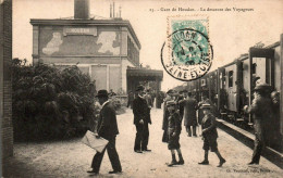 N°3743 W -cpa Gare De Houdan -la Descente Des Voyageurs- - Estaciones Con Trenes