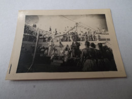 Lot De 15 Photos Souvenir D'extrême Orient,  Fête Sur Le ? (est-ce Le Croiseur Emile Bertin) - Documentos