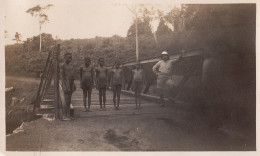 Photo Afrique Congo Groupe De Travailleurs Noirs Pont Sur L'Aru Du Camp De Prospection D'or D'Alaza Ituri - Afrique