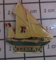 3617 Pin's Pins / Beau Et Rare : BATEAUX / YACHT RETRO MAGASIN LECLERC BREST 92 - Barche