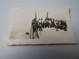 Lot De 8 Photos Souvenir  à Localiser 'soldats, Bateau De Munitions Arrivant à Quai, Caisse De Munitions - Documentos