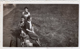 Grande Photo De Deux Femmes élégante Avec Un Petit Garcon Sur Le Bord D'une Route En 1939 - Personas Anónimos