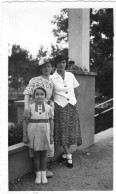 Grande Photo De Deux Femmes élégante Avec Une Petite Fille Dans Un Jardin En 1936 - Personnes Anonymes