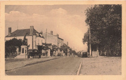 FRANCE - Randan - Place De L'église Et Le Monument - Carte Postale Ancienne - Other & Unclassified