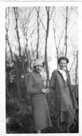 Grande Photo De Deux Jeune Femmes élégante Posant A La Campagne En 1937 - Personnes Anonymes