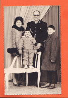 08705 / Carte-Photo CASTELSARRAZIN (82) Sergent Gendarme Et Famille 1963 Cachet à Sec Photo Studio VIOLLE - Castelsarrasin