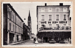 08682 / VALENCE D' AGEN Tarn-Garonne Café Du XIXe Siècle Rue De Xavier MOULIN Et Le Clocher Bromure 1945s COMBIER  - Valence