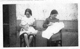 Grande Photo De Deux Jeune Fille Donnant Le Biberon A Deux Petit Bébé En 1934 - Personnes Anonymes