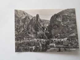 MOUSTIERS-SAINTE-MARIE (Basses-Alpes) - Le Village Au Pied De L'étonnante Brèche De La Falaise Et La Chaîne De L'Etoile - Other & Unclassified