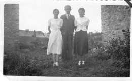 Grande Photo De Deux Jeune Fille élégante Avec Un Jeune Garcon Dans Un Village Vers 1930 - Personas Anónimos