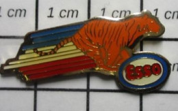 1315c Pin's Pins / Beau Et Rare / CARBURANTS / ESSO METTEZ UN TIGRE ORANGE DANS VOTRE MOTEUR - Carburanti