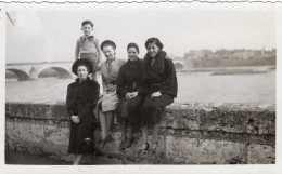 Grande Photo De Quatre Jeune Femmes élégante Avec Un Jeune Garcon A Orléans En 1939 - Personas Anónimos