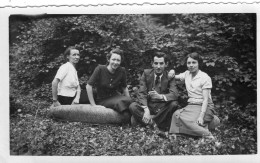 Grande Photo De Trois Femmes élégante Avec Un Homme Assise Dans Leurs Jardin En 1938 - Personas Anónimos