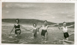 Grande Photo De Trois Jeune Femme élégante En Maillot De Bain Avec Une Jeune Fille A La Plage En 1933 - Personas Anónimos