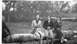 Grande Photo De Trois Jeune Femmes élégante Assise Sur Un Arbre A La Mer De Sable En 1938 - Personas Anónimos