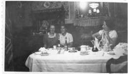 Grande Photo De Trois Jeune Filles élégante Assise A Table Dans Leurs Maison - Personas Anónimos