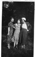 Grande Photo De Trois Femmes élégante Posant Dans Leurs Jardin En 1935 - Personas Anónimos