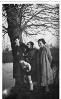 Grande Photo De Trois Jeune Femmes élégante Avec Un Petit Garcon Posant A Coté D'une Rivière En 1937 - Personas Anónimos