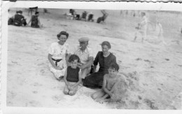 Grande Photo D'une Famille Assise A La Plage En 1938 - Personas Anónimos