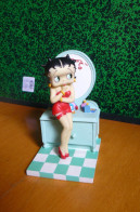 Figurine Betty Boop Dans Sa Salle De Bain - King Features - 2002 - Autres & Non Classés