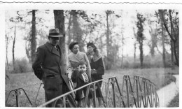 Grande Photo D'une Famille élégante Posant Dans Un Jardin A Chateauneuf En Avril 1936 - Personnes Anonymes