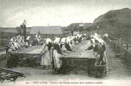 Reproduction CPA - 56 Port Louis - Femmes Des Usines Mettant Leurs Sardines à Sécher - Série 1900 - 1905 Reproduction -  - Port Louis