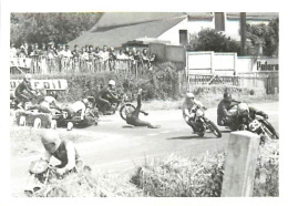 - Thèmes Div -ref-V V990- Sports - Photo Course Motos - La Châtre - Indre - Les Coureurs Au Virage - Une Chute - - Motorradsport