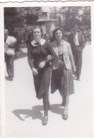 Old Real Original Photo -  Girl Woman Walking On The Street - Ca. 8.5x6 Cm - Personnes Anonymes