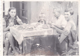 Old Real Original Photo - 2 Men Woman Boy At The Table - Ca. 8.5x6 Cm - Personnes Anonymes