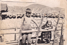 Old Real Original Photo - Little Girl Boy On A Scaffold - Ca. 8.5x6 Cm - Personnes Anonymes