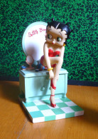 Figurine Betty Boop Dans Sa Salle De Bains - King Features - 2002 - Autres & Non Classés