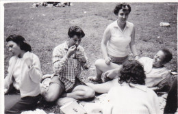 Old Real Original Photo - Men Women Having Picnic - Ca. 8.5x6 Cm - Personnes Anonymes