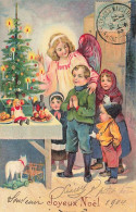 N°25176 - Carte Gaufrée - Joyeux Noël - Ange Gardien Montrant à Des Enfants Un Sapin, Et Les Jouets - Altri & Non Classificati