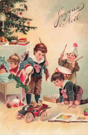 N°25177 - Carte Gaufrée - Joyeux Noël - Enfants Jouant Avec Leurs Nouveaux Jouets - Autres & Non Classés