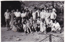 Old Real Original Photo - Group Of Men Women Kids Posing In The Open- Ca. 8.5x6 Cm - Personnes Anonymes