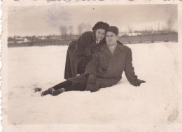 Old Real Original Photo - Man Woman Posing In The Snow - Ca. 8.5x6 Cm - Anonyme Personen